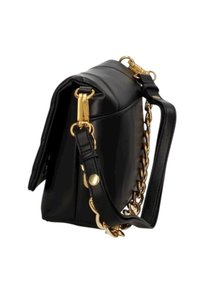 Borsa a tracolla in pelle nera con forma strutturata, dettagli in hardware dorato e tracolla a catena. Finitura testurizzata con lati lisci e chiusura a patta.