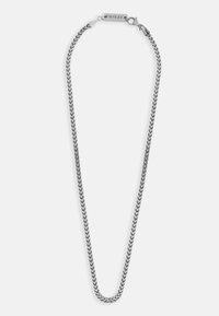 Srebrny naszyjnik łańcuszkowy z plecionym wzorem, płaskimi ogniwami oraz zapięciem z metką z logo.
