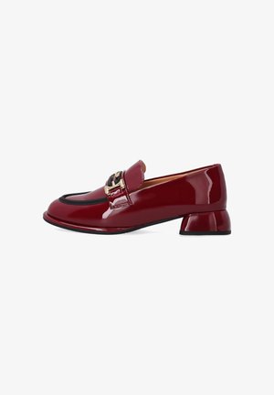 Burgundowy lakierowany loafers z złotym wykończeniem, okrągłym przodem i niskim blokowym obcasem. Posiada kontrastowe czarne wykończenie.