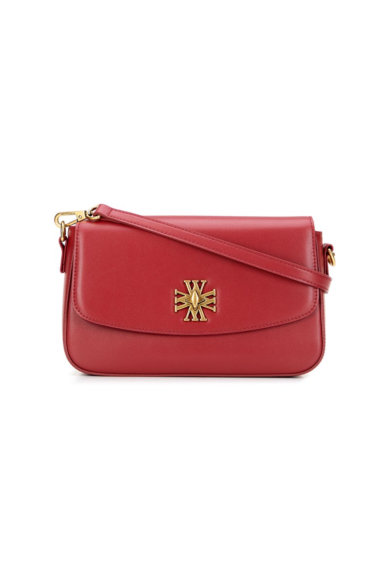 Rode leren crossbody tas met een soepele textuur, gouden embleem op de klep en een afneembare strap. Rechthoekige vorm met ronde hoeken.