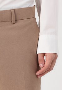 Isaac Dewhirst THE FASHION SUIT PEAK RECYCLED  SLIM - Dress - taupe