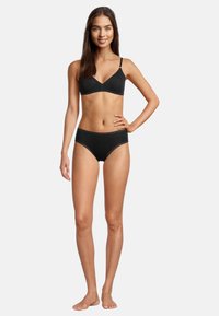 Reggiseno nero e mutandine a vita alta abbinate. Materiale morbido, design senza cuciture, bordo in pizzo sulla vita delle mutandine.