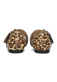 Bailarinas de estampado de leopardo con punta redonda, acentos negros y una correa ajustable. Hechas de cuero suave, con recortes laterales para ventilación.