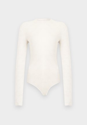 Långärmad body i off-white med ett subtilt geometriskt mönster, med hög halsringning och en figurnära silhuett, tillverkad av mjukt tyg.