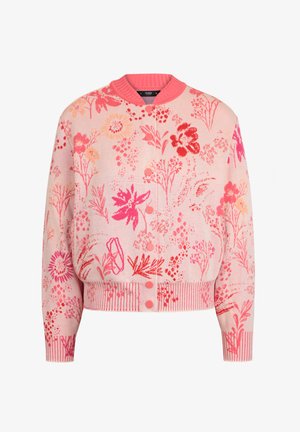 Adīta džemperis gaiši rozā krāsā, ar ziedu rakstiem sarkanā un persiku krāsā. Ribu aproces un apakšmala; pieci pogas priekšpusē.