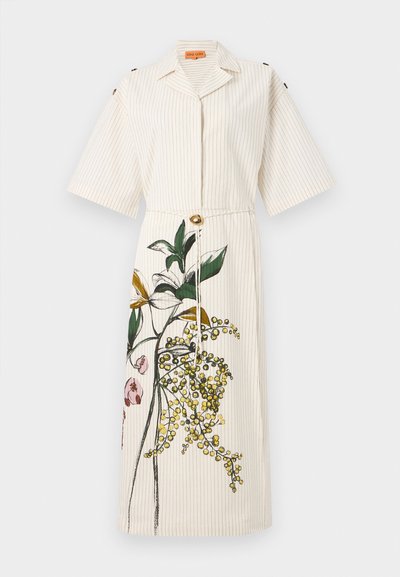 Stripete beige skjortekjole med korte ermer, krage og blomster mønster i grønn og gul. Har en midjebånd og gullknapp detalj.