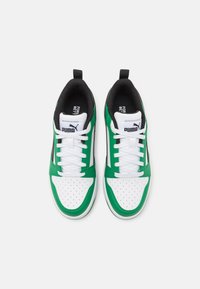 Hvit og grønne sneakers med perforert tåhette, svarte detaljer og hvite snøringer. Har polstrede krager og pløse for komfort.