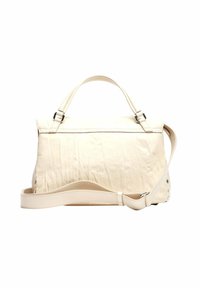 Borsa a mano in pelle color crema con manico superiore e tracolla regolabile, caratterizzata da fibbie argentate e dettagli con borchie laterali.