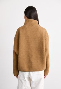 Carhartt WIP ELLIOT HIGH NECK LINER - Pulover iz flisa - peanut