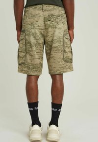 Cargo shorts in een lichtgroen camouflagepatroon, met twee zijzakken, gestructureerde stof en een relaxte pasvorm.