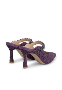 Scarpe con tacco in suede viola con punta affusolata e elaborati dettagli neri. Modello slingback con tacco di altezza media.