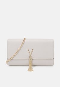 Clutch bag grigio chiaro con texture, caratterizzato da una tracolla in catena dorata, un accento hardware a forma di V e un dettaglio decorativo con nappina dorata.