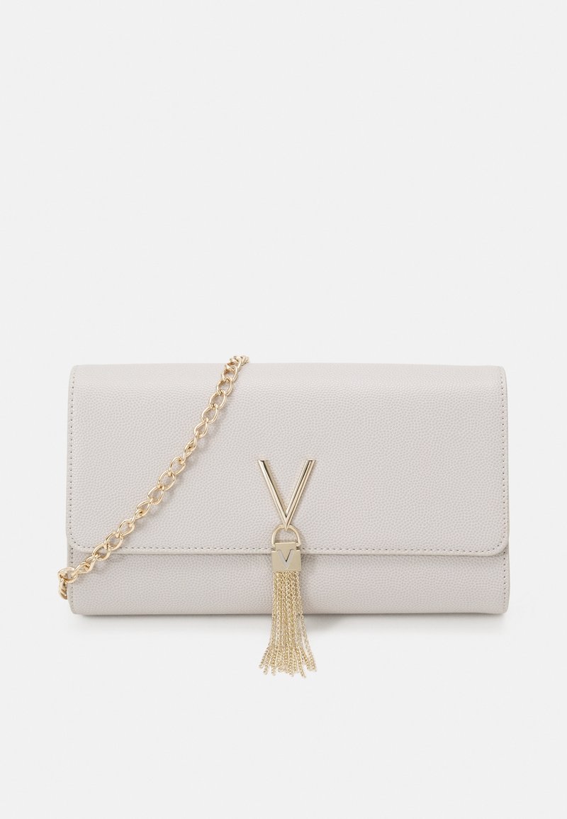 Clutch bag grigio chiaro con texture, caratterizzato da una tracolla in catena dorata, un accento hardware a forma di V e un dettaglio decorativo con nappina dorata.