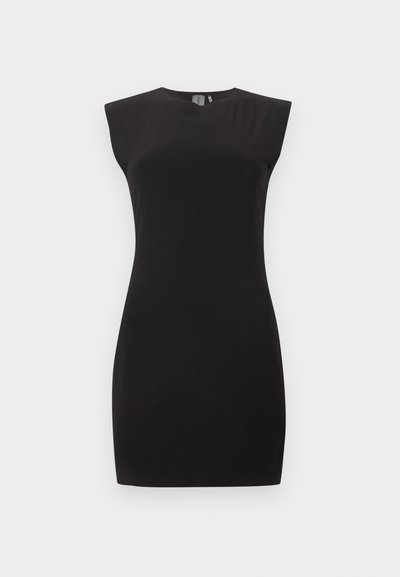 Μαύρο μίνι φόρεμα χωρίς μανίκια, εφαρμοστό, με στρογγυλή λαιμόκοψη και δομημένους ώμους, σε λευκό φόντο.