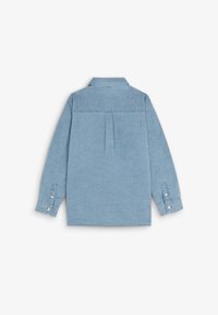 Lichtblauw denimshirt, lange mouwen, knoopmanchetten, kraag, rugplooi detail en een zachte textuur met een gladde afwerking.