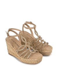 Sandali con zeppa in suede beige, con suola in juta intrecciata, caratterizzati da strass decorativi disposti in un motivo sovrapposto sulle cinghie.