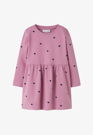 Robe rose à manches longues avec des motifs en forme de cœur. Taille froncée, tissu en coton doux, col rond et accents bleu foncé partout.