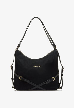 Bolso de ante negro con forma curvada, cierre de cremallera y un logo de acento dorado. Dos correas de hombro ajustables con detalles cruzados.