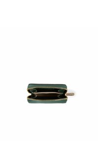 Cartera verde con cremallera y detalles dorados, que presenta una textura de cuero suave y una vista interior abierta que muestra dos compartimentos.