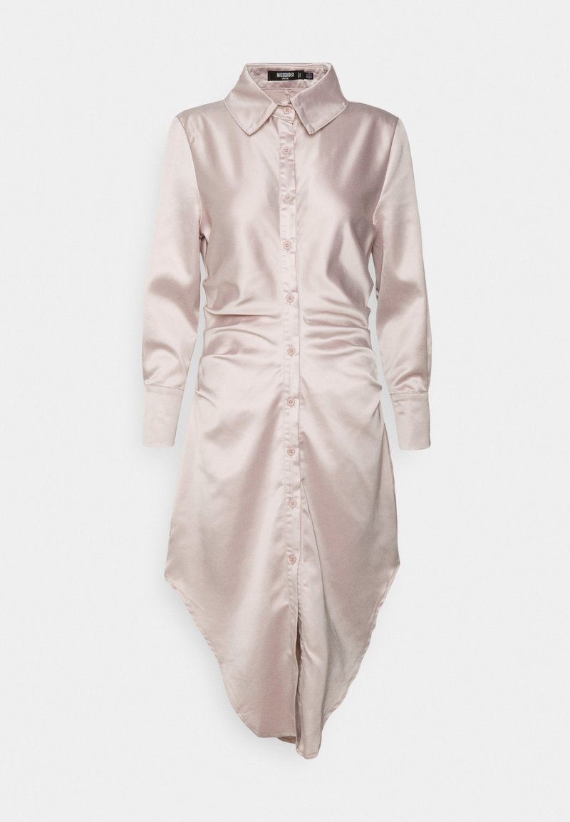 Robe chemise en satin rose clair avec col, manches longues, fermeture à boutons sur le devant et une longueur d'ourlet arrière prolongée. Présente une silhouette ajustée.