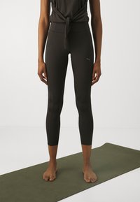 Puma STUDIO ULTRABARE 7/8 TREND  - Tamprės - black