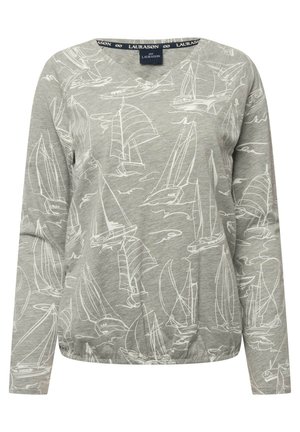 Camiseta de manga larga gris claro con escote en V, que presenta un patrón de barcos y veleros en blanco. Confeccionada en un tejido suave y casual con un corte relajado.
