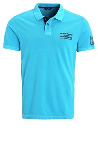 Polo bleu clair en coton avec un col, une patte de boutonnage à deux boutons et un logo brodé sur la poitrine et la manche.