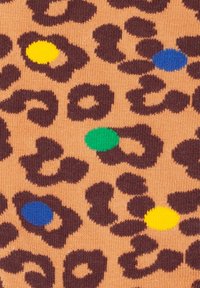 Leopardmønstrede tekstil i orange med brune pletter, med blå, grønne og gule cirkulære accenter spredt over stoffet. Blød tekstur.
