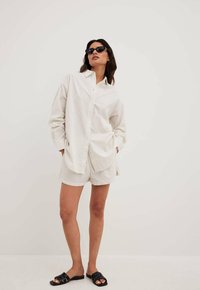 NA-KD SEERSUCKER MIT LANGEN ÄRMELN - Camicia - beige stripe