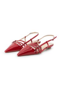 Scarpe slingback in pelle patinata rossa con punta affilata, dotate di multiple cinture sottili e dettagli con fibbia, suola piatta e interno nude.
