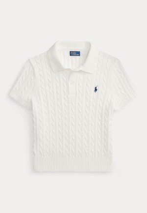 Polo blanc à manches courtes en maille torsadée, avec col, patte de boutonnage, ourlet côtelé et petit logo brodé bleu marine sur la poitrine.