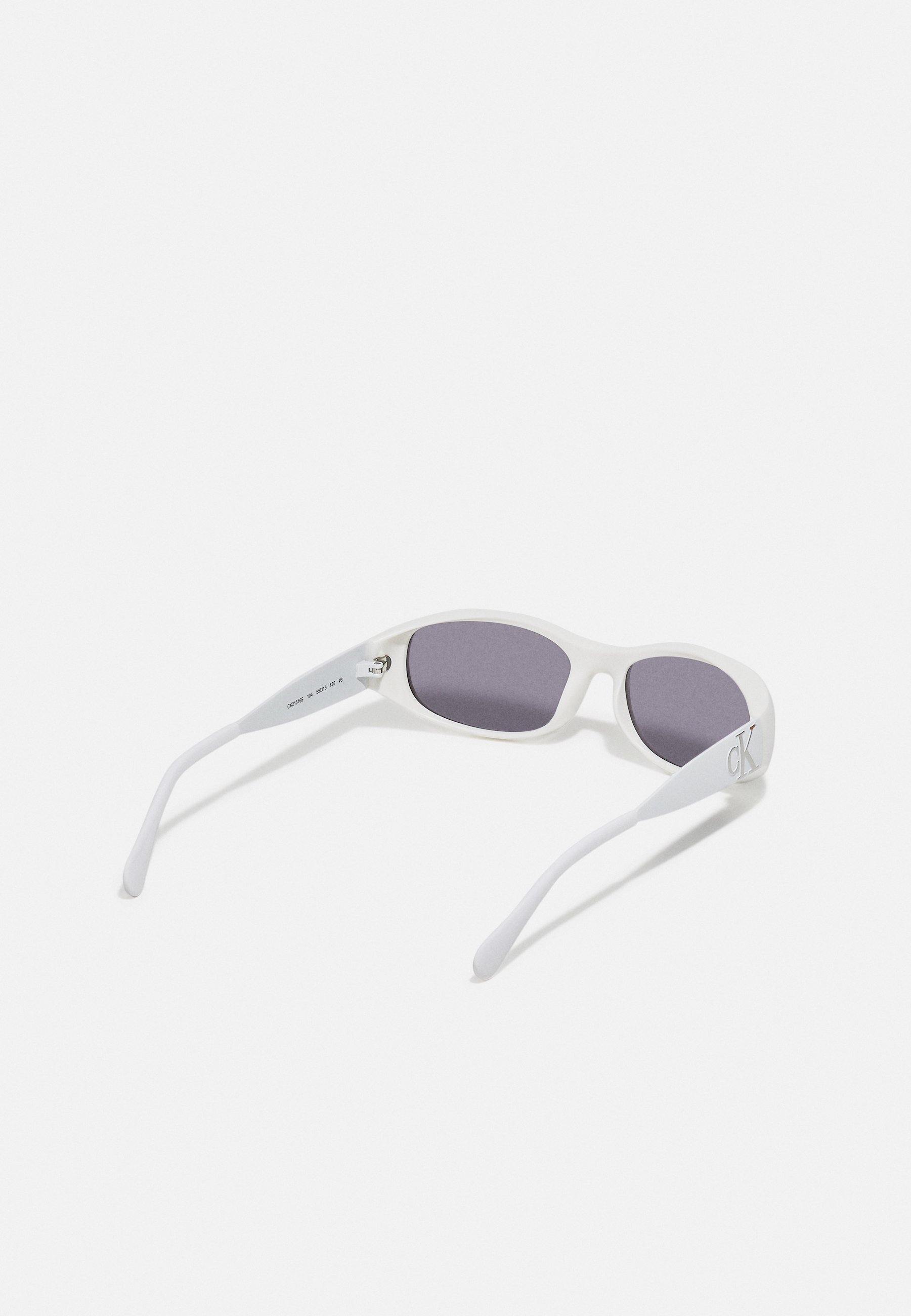 Calvin Klein HERON PRESTON UNISEX - Sunglasses - chalk/black - Zalando.de