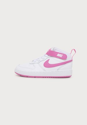 Hvid og lyserød Nike højsko med lyserød Swoosh, lyserød rem med Nike-logo og lyserød sål på hvid baggrund.