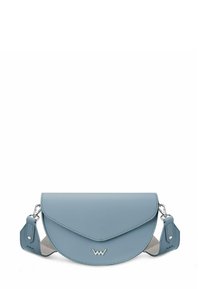 Modrá kožená kabelka s zakřiveným klopou, stříbrným kováním a nastavitelným popruhem. Má jemné prošívání a na přední straně detail loga.