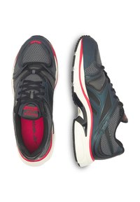 Para czarnych, szarych i czerwonych butów biegowych Reebok, z widokiem z góry na lewy but i widokiem z boku na prawy but na białym tle.