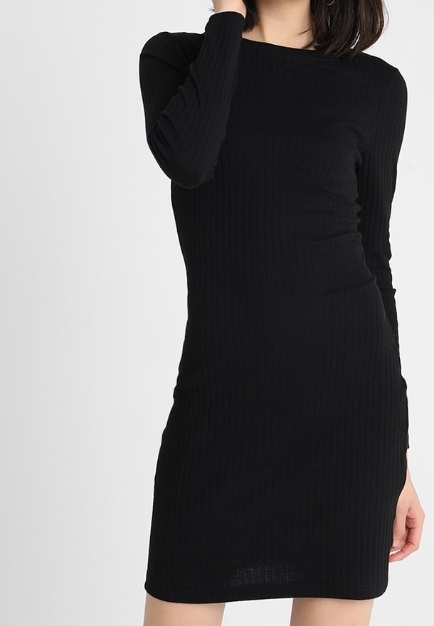 Czarna, prążkowana sukienka z długim rękawem o dopasowanej sylwetce, okrągłym dekolcie i gładkiej fakturze, sięgająca do połowy uda.