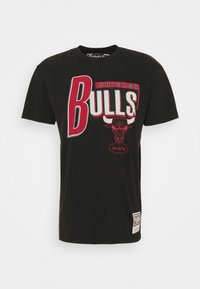 Zwarte katoen t-shirt met grote rode en witte tekst "BULLS", een stierafbeelding, en "Chicago" erboven. Inclusief een label aan de zijkant.
