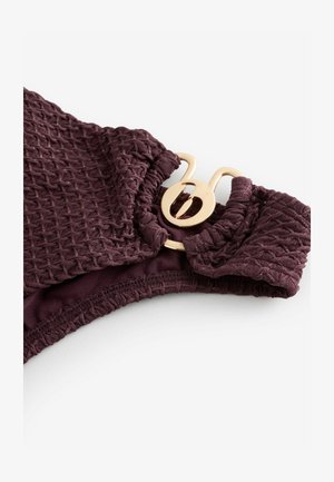 Material pentru costum de baie împletit, culoare bordo, cu suprafață texturată și închizătoare cu accesoriu auriu. Prezintă adunături elastice la margini pentru o fixare sigură.