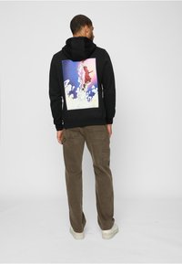 Mister Tee WAY UP IN THE SKY - Hanorac - black