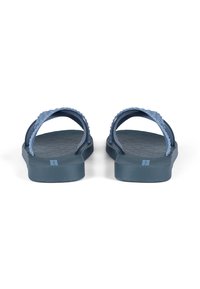Blaue Flip-Flops mit zwei geflochtenen Riemen und einem gemusterten Fußbett. Weiches Material mit einer flachen, breiteren Sohle und minimalistischem Design.