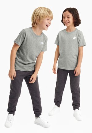 Nike Sportswear, TEE FUTURA PLUS SIZE UNISEX - T-shirts basic - grey heather