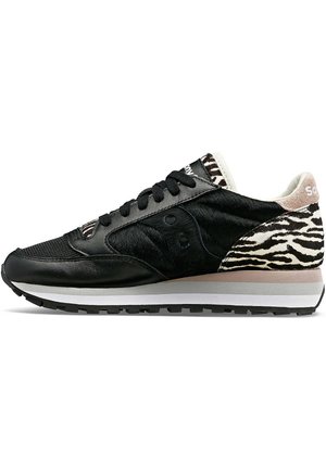 Sneaker in pelle nera e rete con accenti a motivo zebra, dotata di una suola intermedia bianca e materiale testurizzato sui lati.