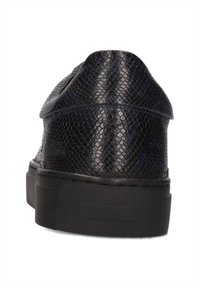 Zapatilla texturizada en color navy con un patrón de piel de serpiente, que presenta una suela de goma negra y un diseño de parte trasera redondeada. Sin cordones ni herrajes visibles.