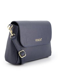 Ciemnoniebieska torebka crossbody z teksturowanej skóry, z regulowanym paskiem, złotymi akcentami oraz logo "VENEZIA" na przedniej klapie.