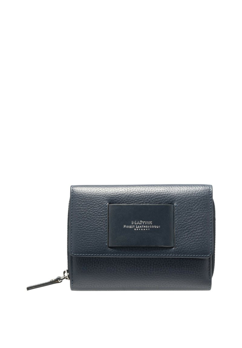 Granatowy skórzany portfel o teksturowanej powierzchni, z zapięciem na zatrzask i metalową tabliczką z logo. Posiada zamykany na zamek detal po jednej stronie.