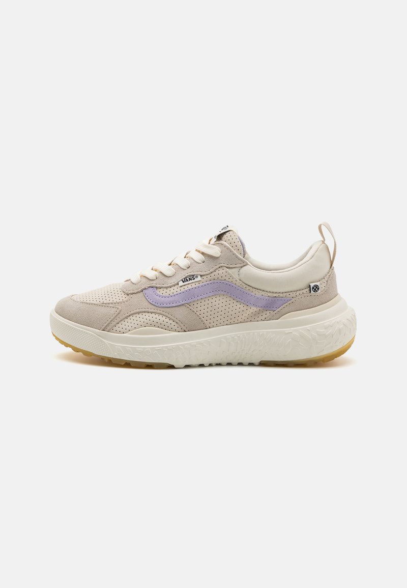 Beige suedey og mesh-sneakers med lilla detaljer, rund tå, snøring, kraftig hvit mellomsåle og teksturert gummisåle.