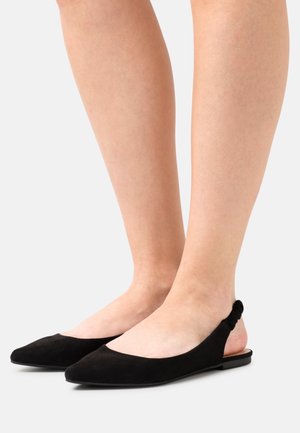 Ballerines noires en daim avec bout pointu, design minimaliste, semelles flexibles et détail froncé au talon pour un maintien sécurisé.