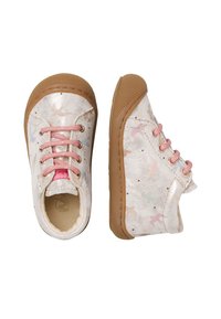 Scarpe metalliche rosa chiaro e argento con motivi floreali, punta rotonda, lacci rosa e suole in gomma marrone. Texture liscia.