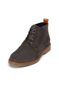 Grijze suede enkellaarsjes met een ronde neus, gestructureerd oppervlak, vetersluiting aan de voorkant en een contrasterende lichtbruine leren trekflap. Kurkachtige zool.