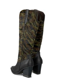 Botas hasta la rodilla con un patrón de camuflaje en la tela, acentos de cuero negro, un acabado texturizado y un tacón alto negro y grueso.